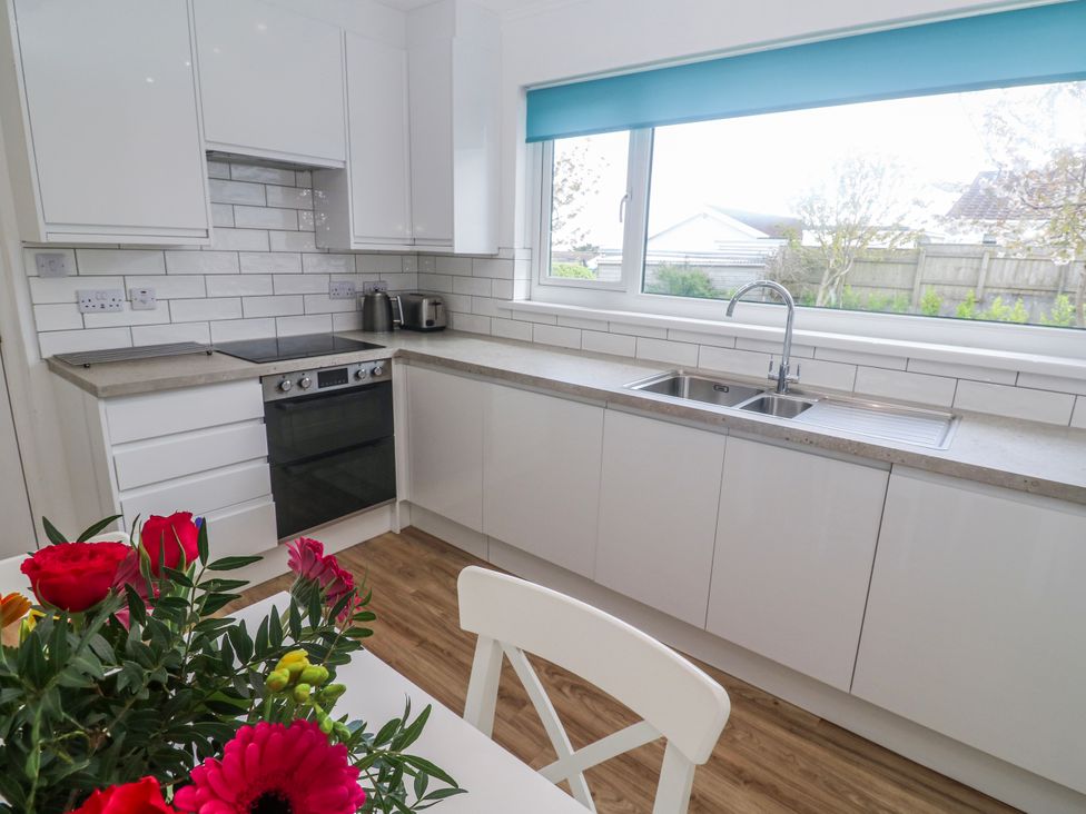 A kitchen with cabinets and sink at Bod A Quinte in Carbis Bay