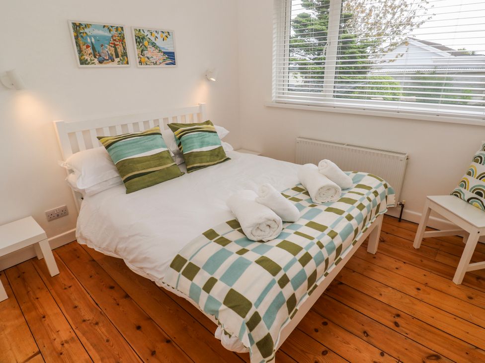 A bedroom with a bed and side table at Bod A Quinte in Carbis Bay