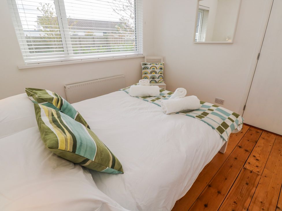 A bedroom with a bed and pillows at Bod A Quinte in Carbis Bay