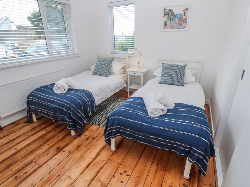 A bedroom with two twin beds and nightstand at Bod A Quinte Carbis Bay