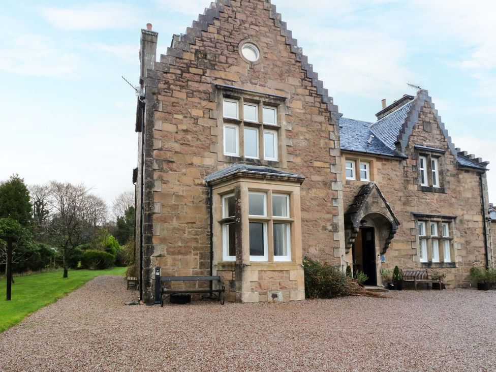 An outdoor view of a house with a gravel driveway at Rudha Na Craig Inveraray