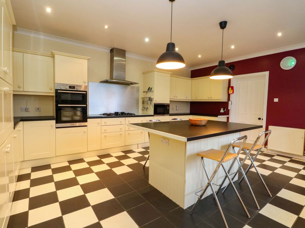 A kitchen with cabinets and appliances at Rudha Na Craig in Inveraray