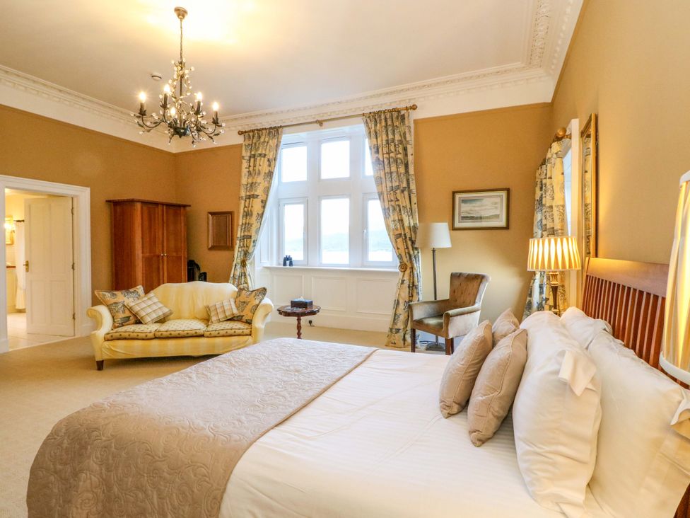 A bedroom with a bed and a couch at Rudha Na Craig in Inveraray
