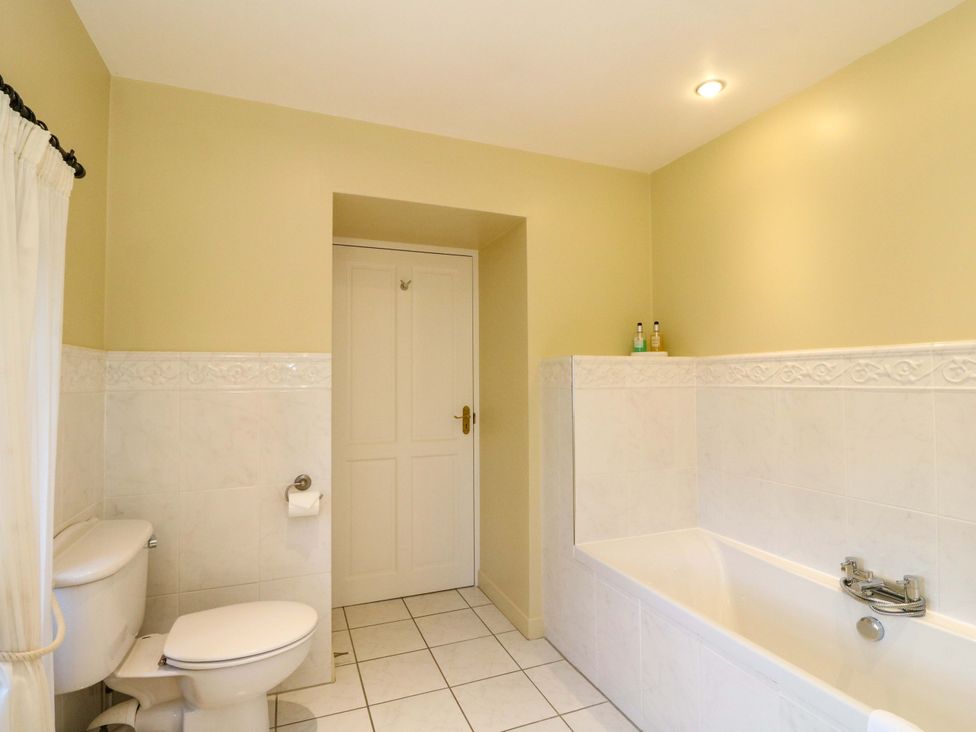 A bathroom with a bathtub and toilet at Rudha Na Craig in Inveraray