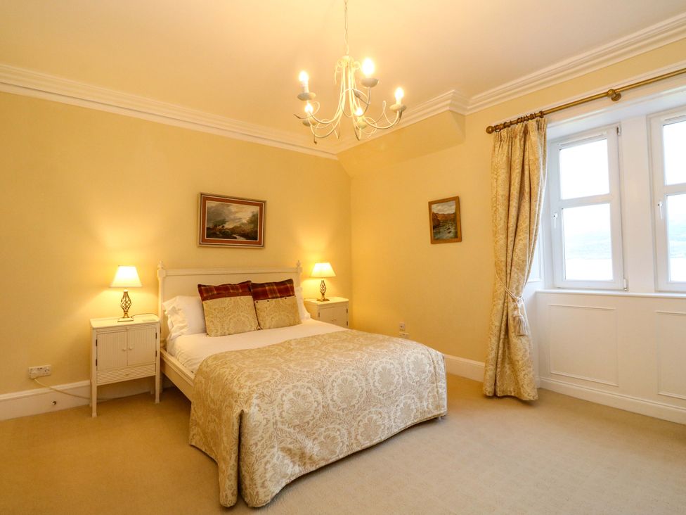 A bedroom with a bed and bedside tables at Rudha Na Craig in Inveraray