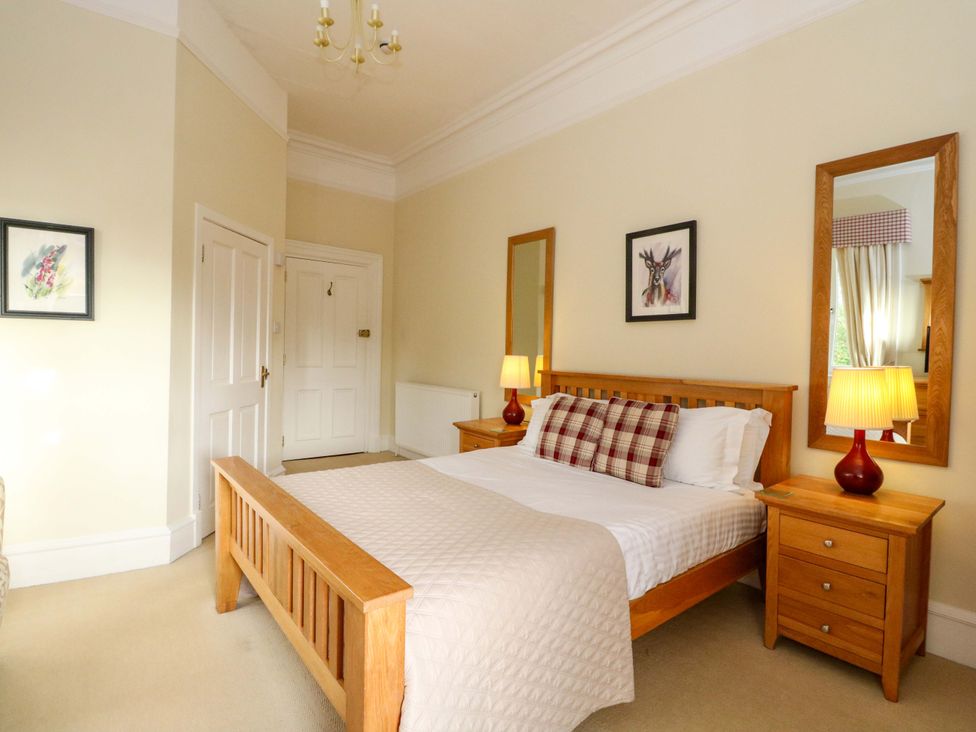 A bedroom with a bed and bedside tables at Rudha Na Craig in Inveraray