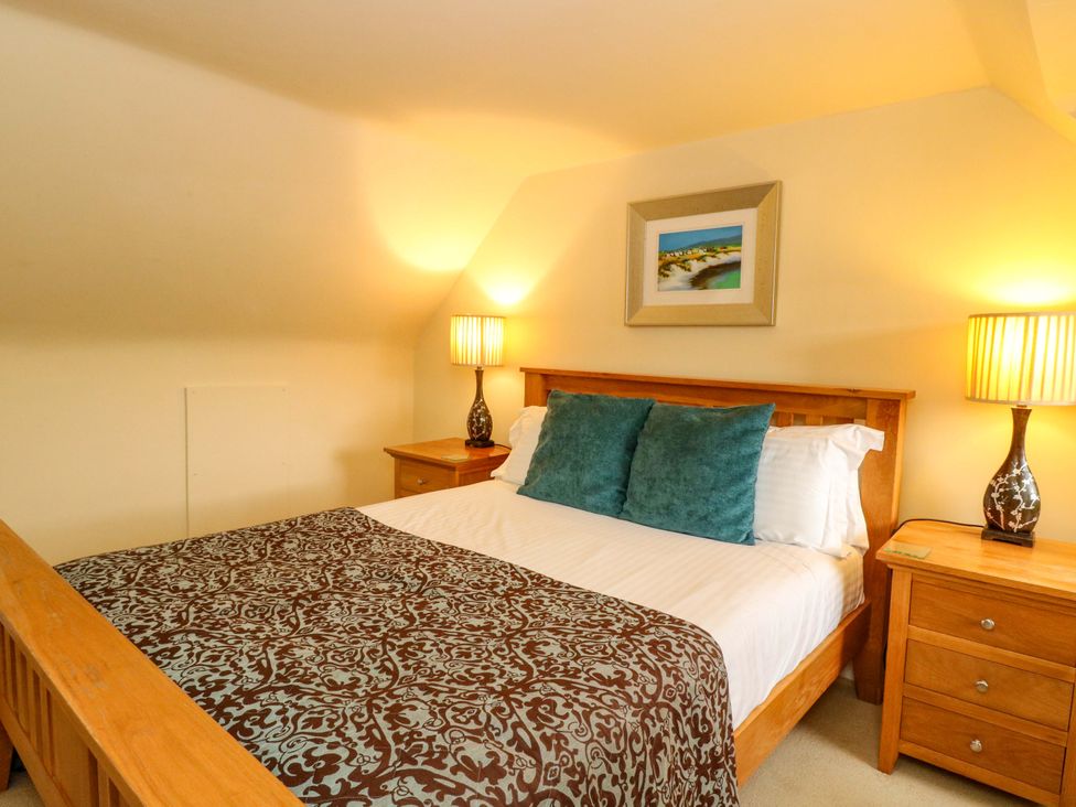 A bedroom with a bed and bedside tables at Rudha Na Craig in Inveraray