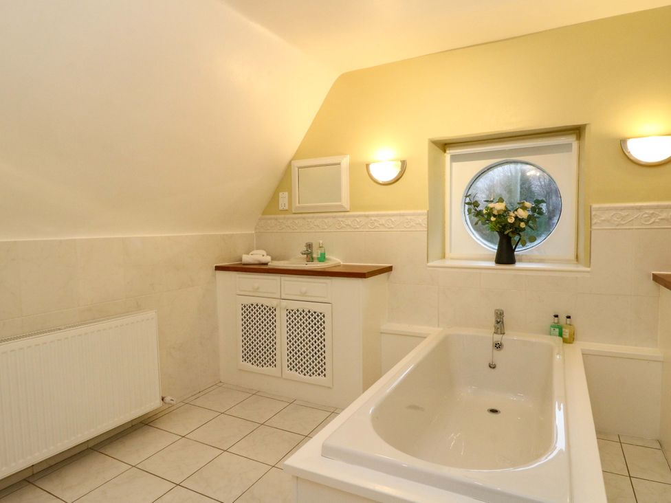 A bathroom with a bathtub and sink at Rudha Na Craig in Inveraray