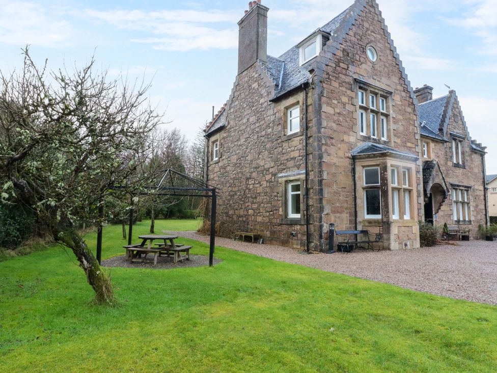 A house with a picnic table and tree at Rudha Na Craig Inveraray