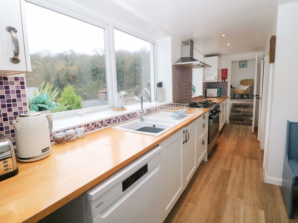 A kitchen with sink and gas stove at Roseville in Cromford