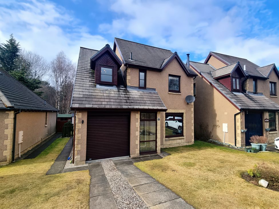 A house with a garage and garden at 6 Carn Dearg in Aviemore