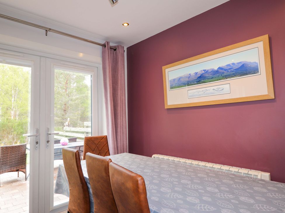 A dining room with a table and chairs at 6 Carn Dearg in Aviemore