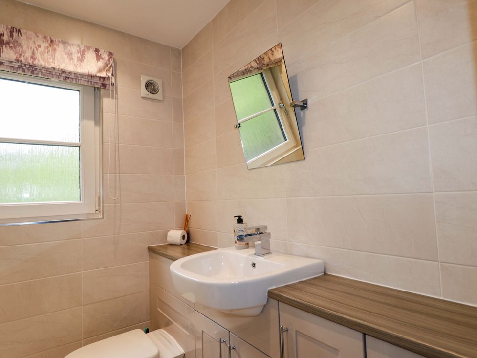 A bathroom with a wash basin and toilet at 6 Carn Dearg in Aviemore