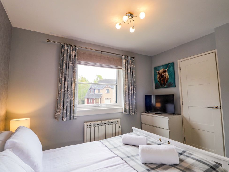 A bedroom with bed and television at 6 Carn Dearg in Aviemore