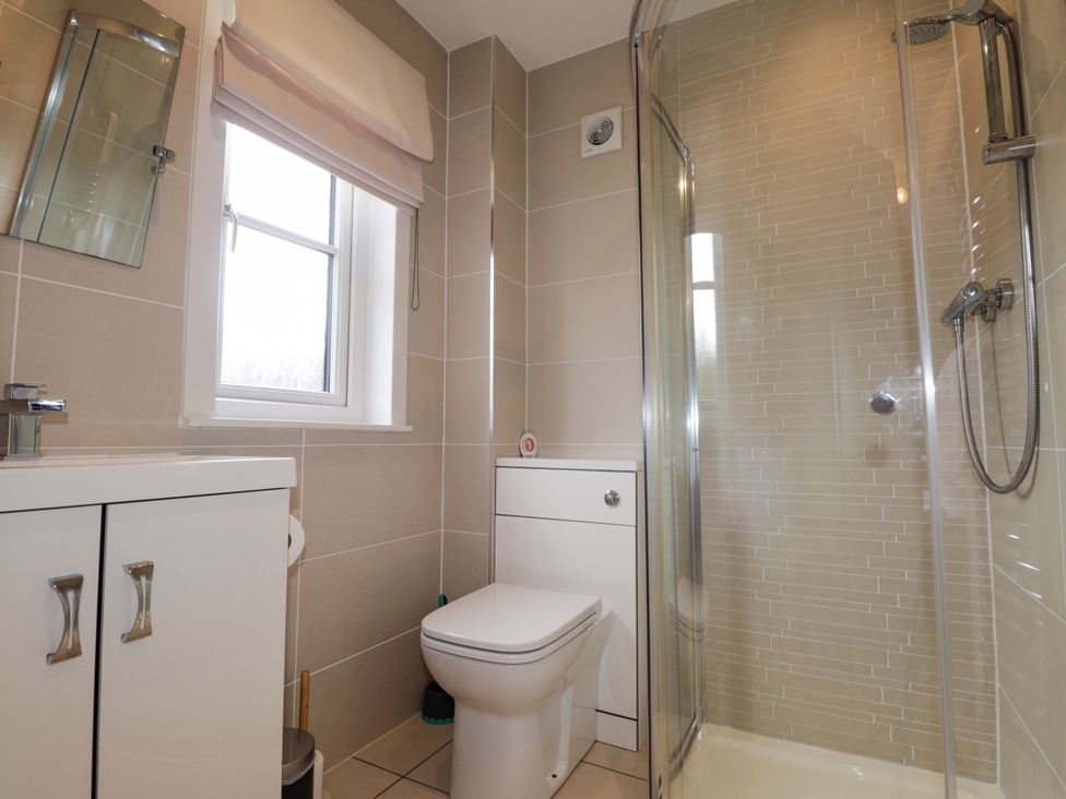 A bathroom with a shower and toilet at 6 Carn Dearg in Aviemore