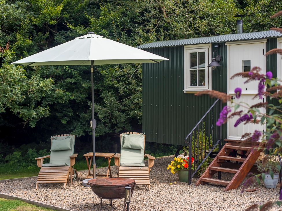 An outdoor area with deck chairs and an umbrella at Collen Aberaeron