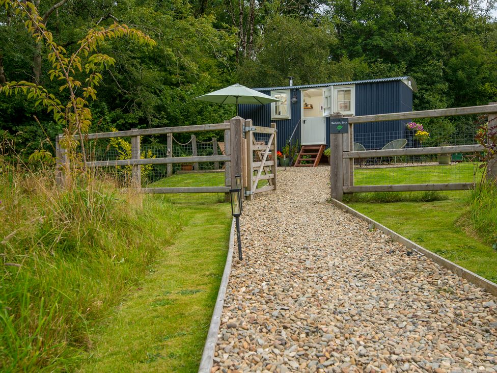 An outdoor area with a gravel pathway and a garden at Bedwen Aberaeron