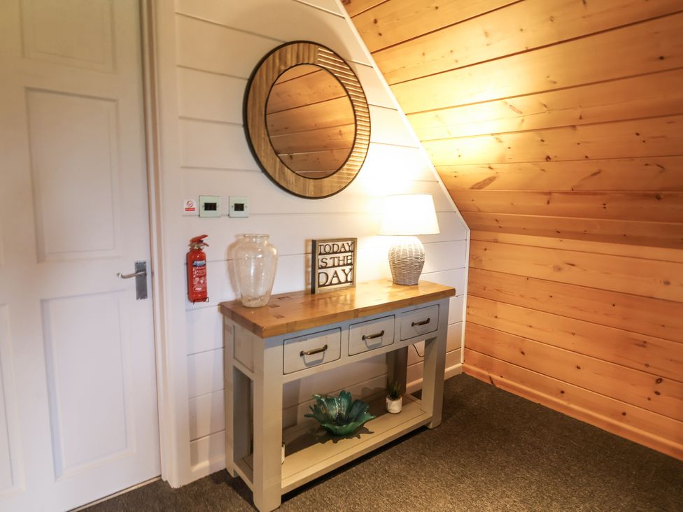 A hallway with a console table and mirror at Willow in Dolton