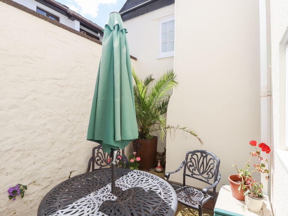 A garden with a table, chairs, and a plant at 5 Exe Street Topsham