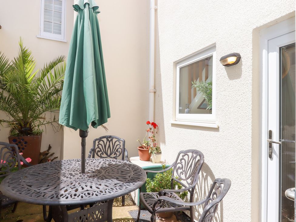 An outdoor seating area with a table and chairs at 5 Exe Street Topsham