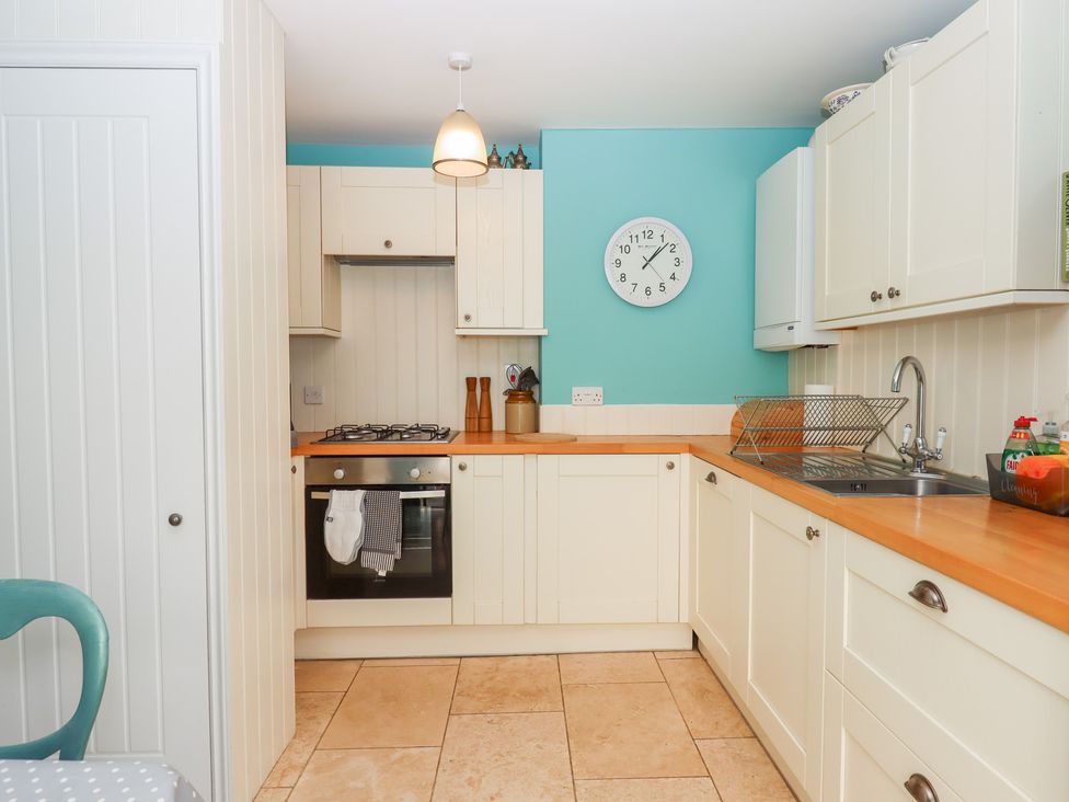 A kitchen with counter, stove, and oven at 5 Exe Street Topsham
