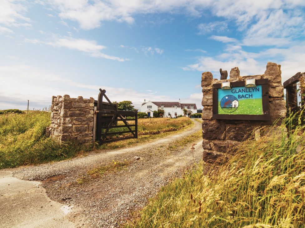 A gate and sign for Glanllyn Bach at Llanfaelog