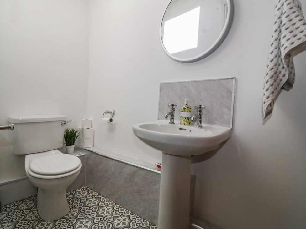 A bathroom with a toilet and wash basin at Tan Y Merddyn in Ceunant near Llanrug