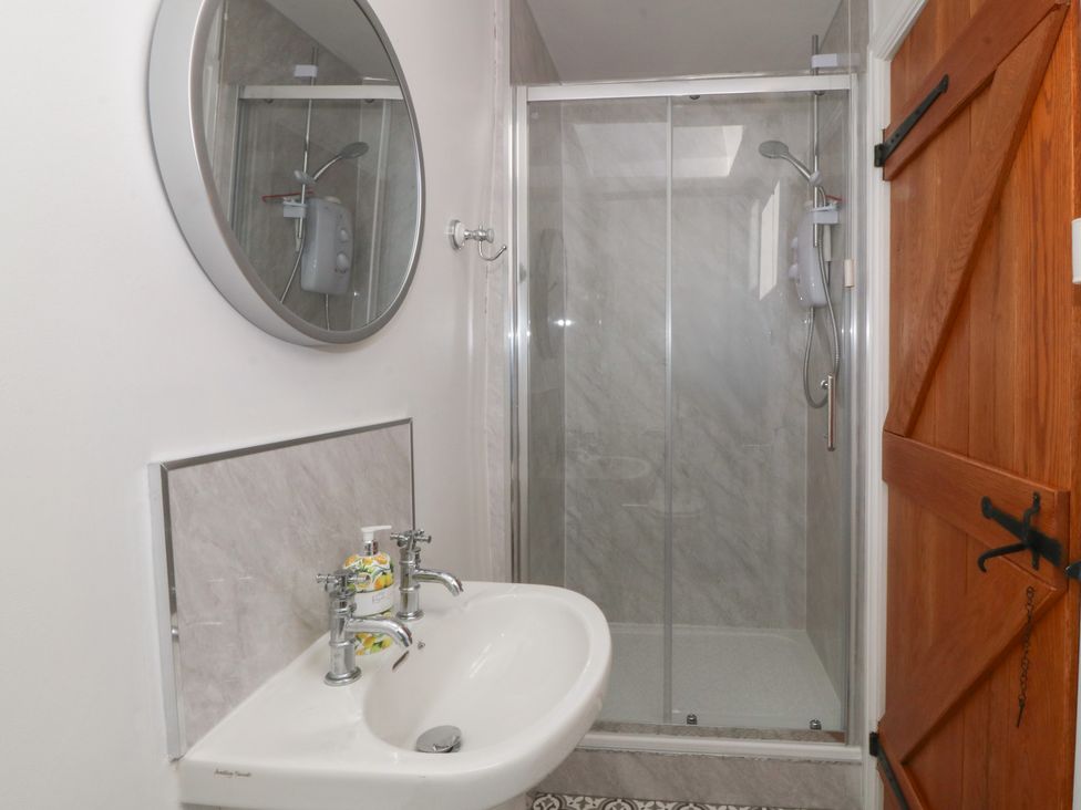 A bathroom with a sink and shower at Tan Y Merddyn in Ceunant near Llanrug