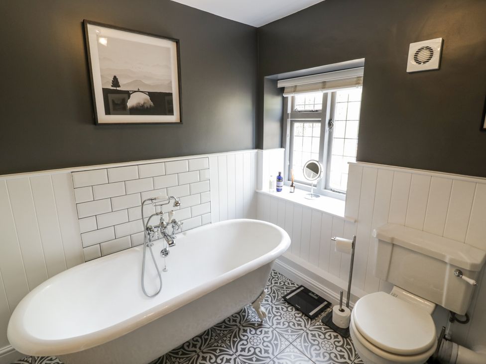 A bathroom with a bathtub and toilet at Cotstone Cottage in Chipping Campden