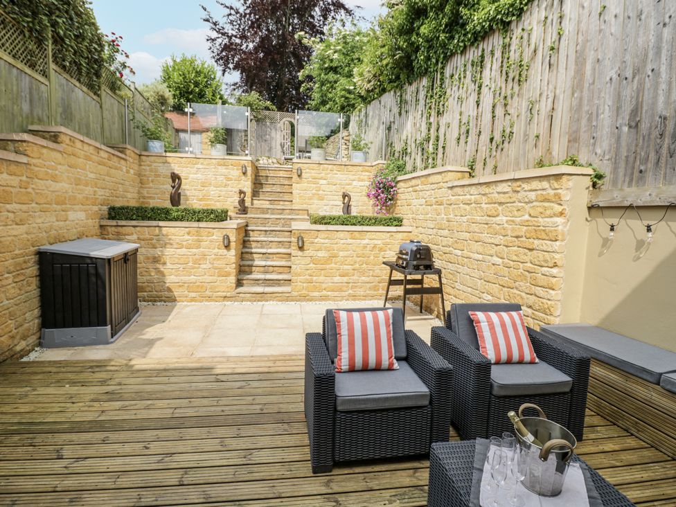 A garden with steps and seating at Cotstone Cottage in Chipping Campden