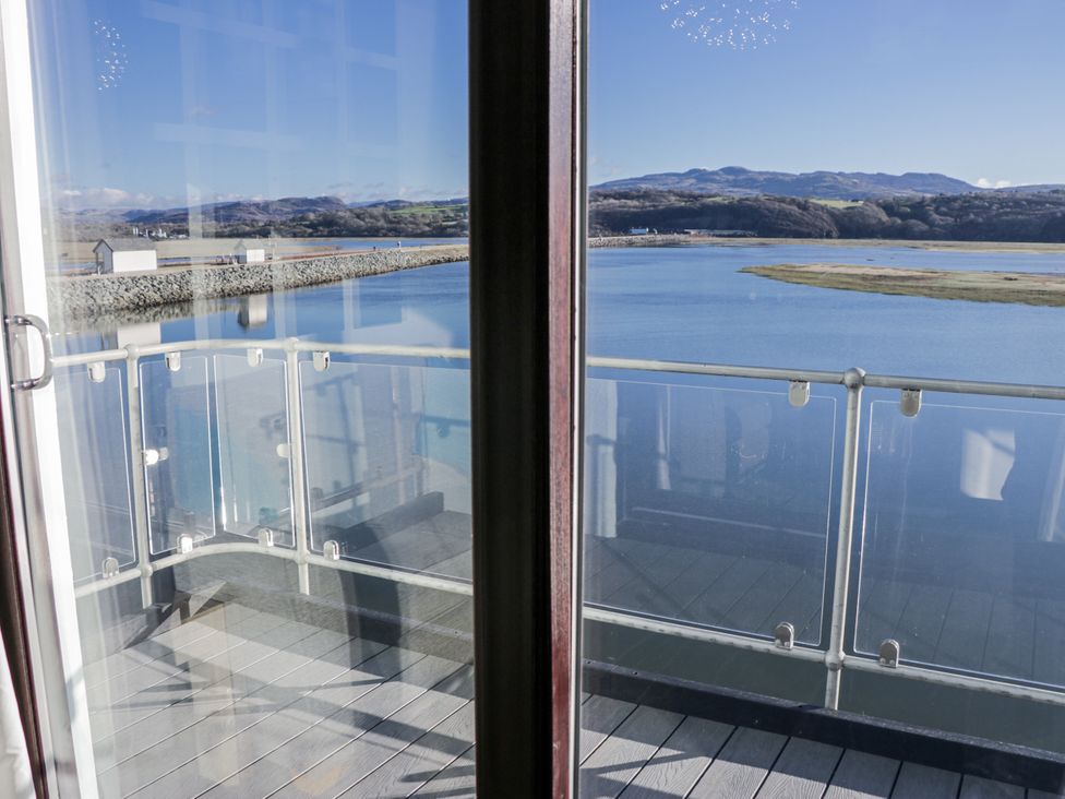 A balcony view overlooking water and mountains at Estuary Escape in Porthmadog