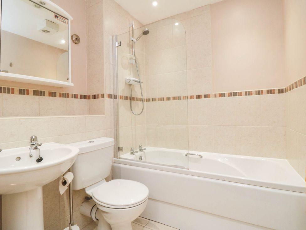 A bathroom with a sink, toilet and bathtub at Flat 17