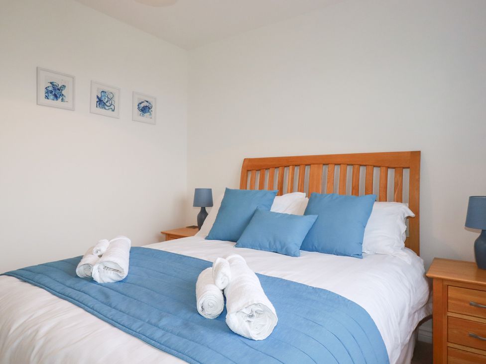 A bedroom with a bed and bedside lamps at Blissful Ocean Breeze Perranporth