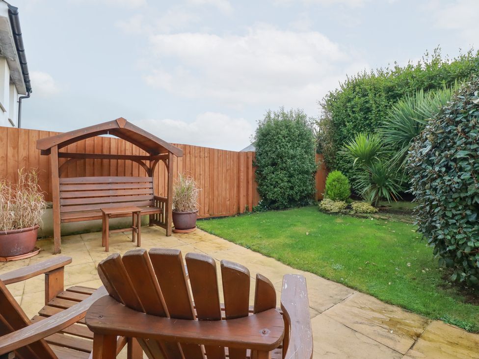 A garden with benches and plants at Blissful Ocean Breeze in Perranporth