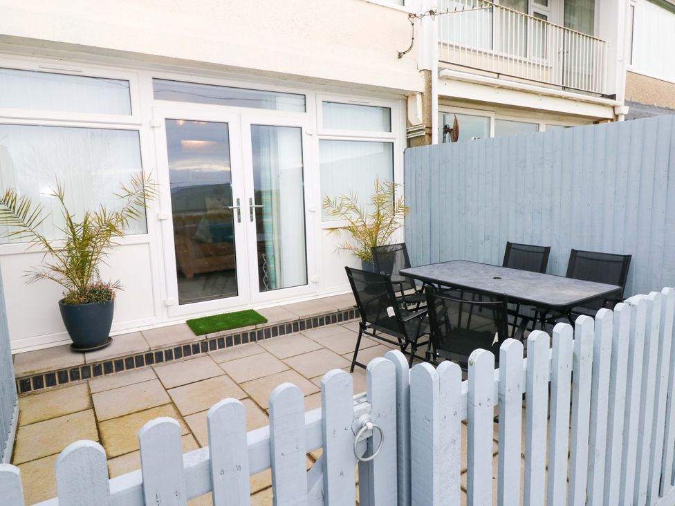 An outdoor area with a table and chairs at 3 Devon Court in Pembroke