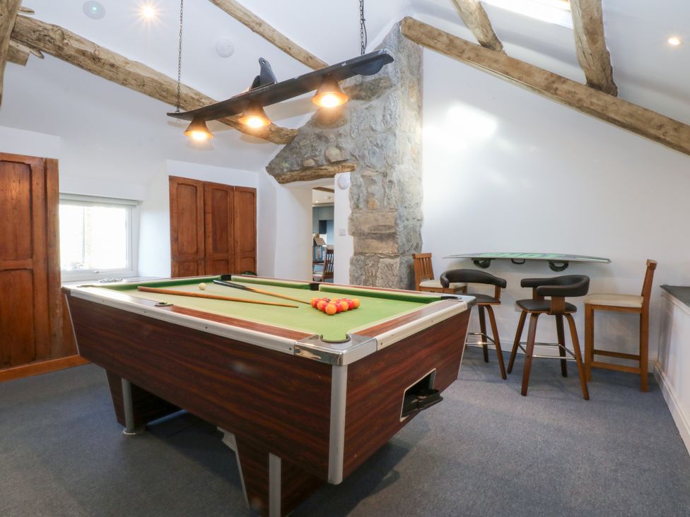 A game room with a pool table at Yr Hen Felin Dyffryn Ardudwy