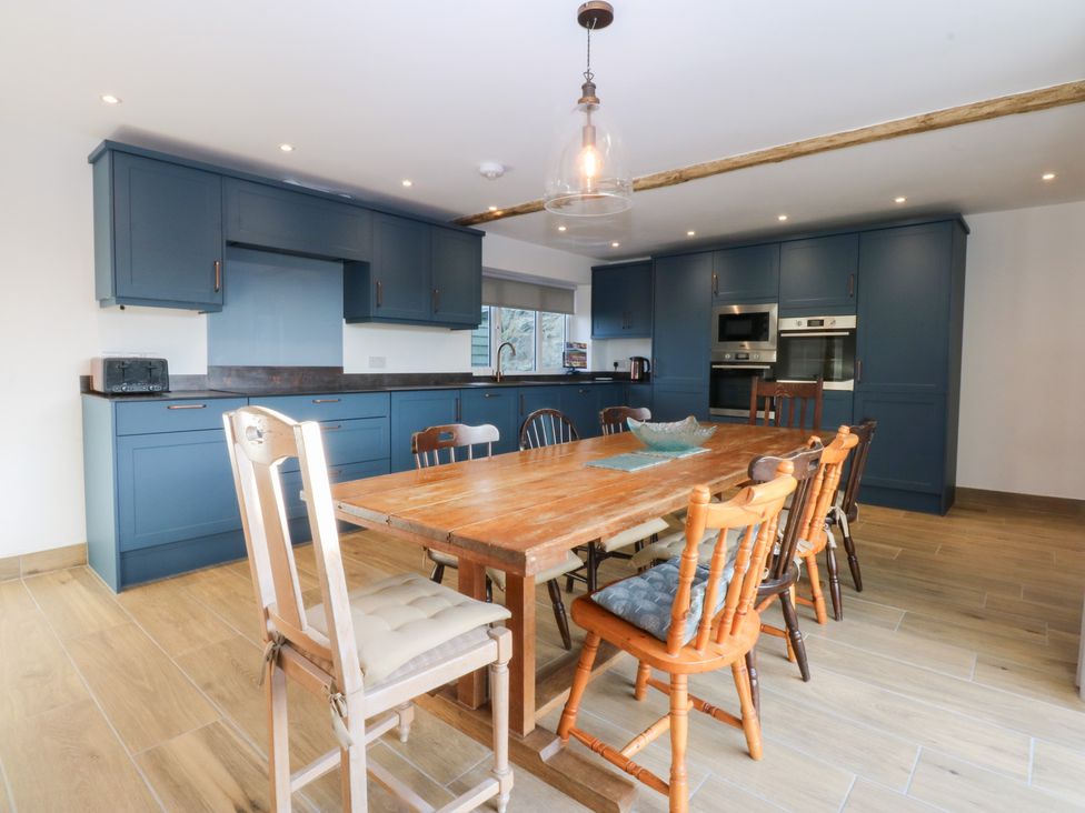 A kitchen with a table and chairs at Yr Hen Felin Dyffryn Ardudwy