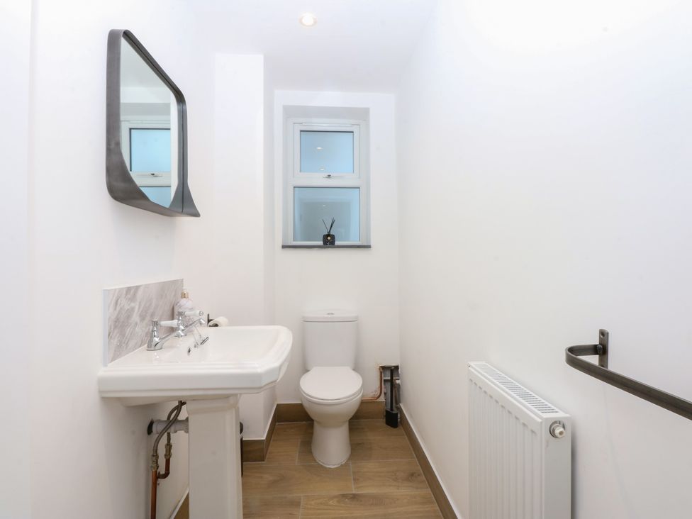 A bathroom with a sink and toilet at Yr Hen Felin in Dyffryn Ardudwy