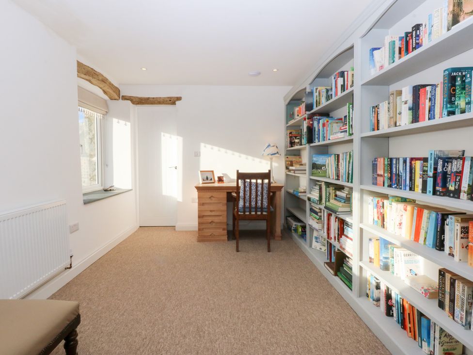 A study with a desk and bookshelf at Yr Hen Felin Dyffryn Ardudwy