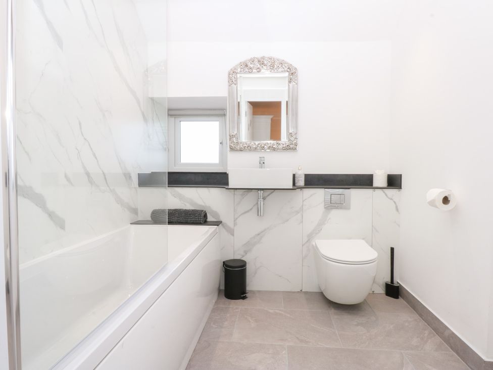 A bathroom with a bathtub and toilet at Yr Hen Felin Dyffryn Ardudwy
