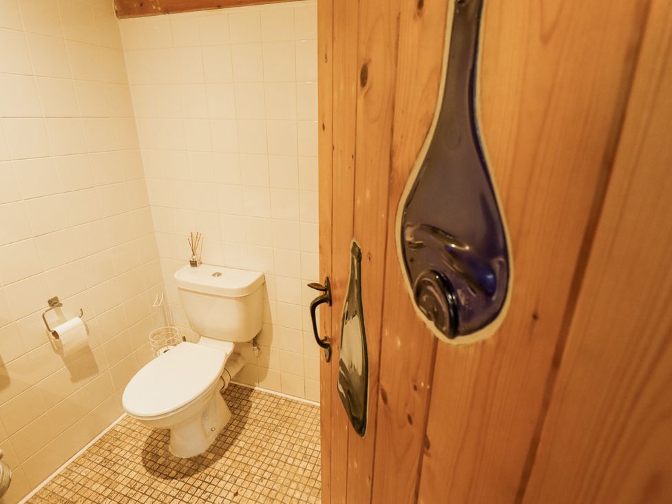 A bathroom with a toilet and sink at Pendockie in Boston