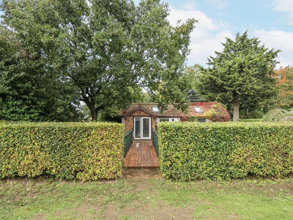 A house surrounded by hedges and trees at Pendockie in Boston