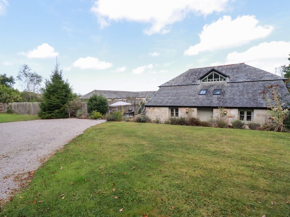 An outdoor view of a house with a gravel drive at Stable Loft in Watergate Bay