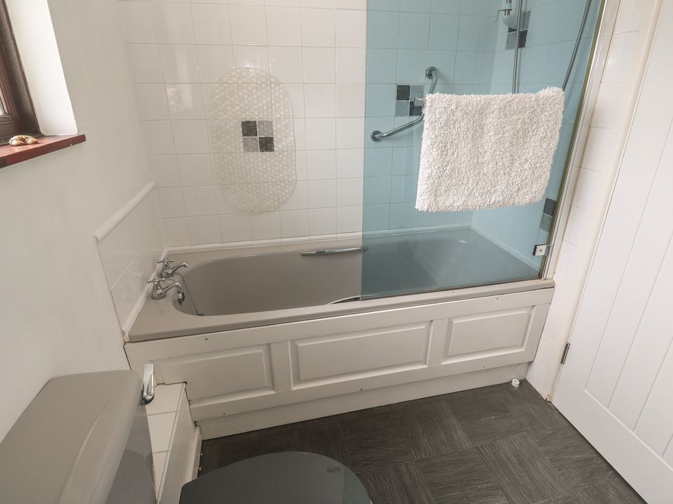 A bathroom with bathtub and toilet at 14 Bosvigo in Ruan Major near Penhale