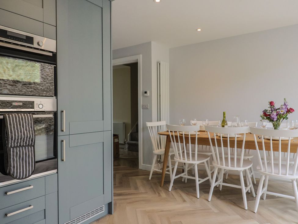 A dining room with a table and chairs at Wagtail Cottage in Lyme Regis