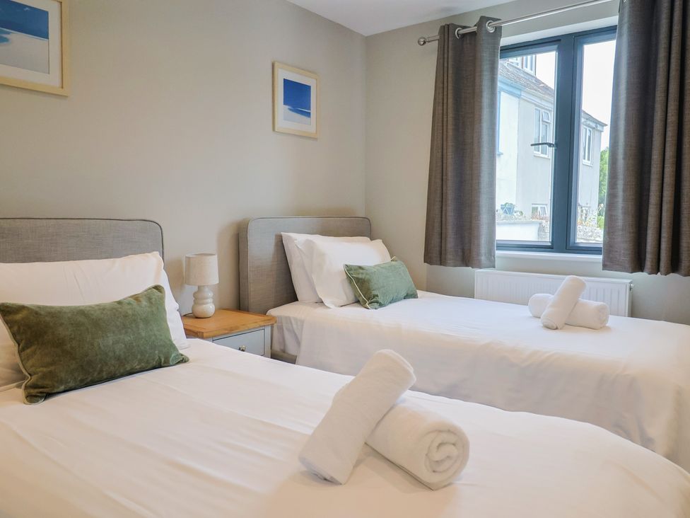 A bedroom with two single beds at Wagtail Cottage in Lyme Regis