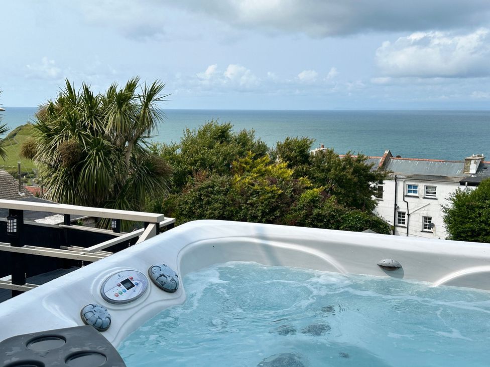 A hot tub overlooking the ocean at Combe View in Ilfracombe