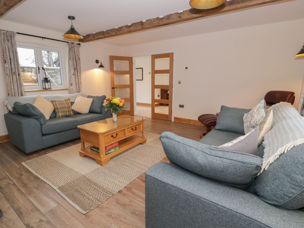 A living room with sofas and a coffee table at Y Stabl in Cerrigydrudion