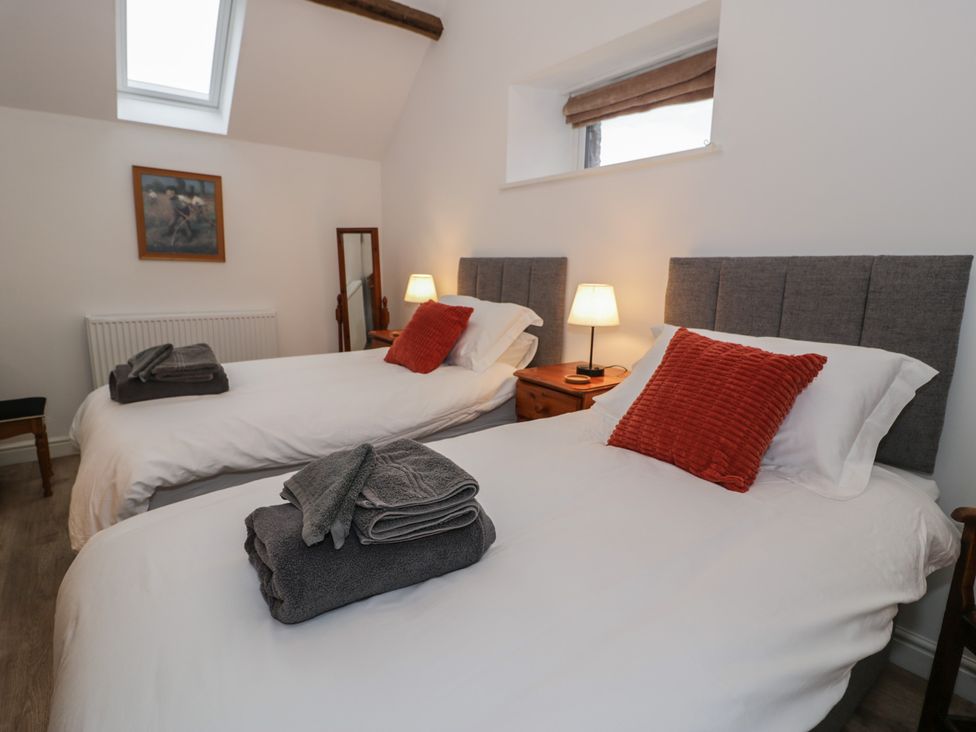 A bedroom with two single beds at Y Stabl in Cerrigydrudion
