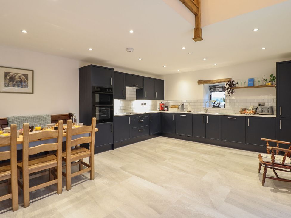 A kitchen with a dining table and chairs at Y Stabl in Cerrigydrudion